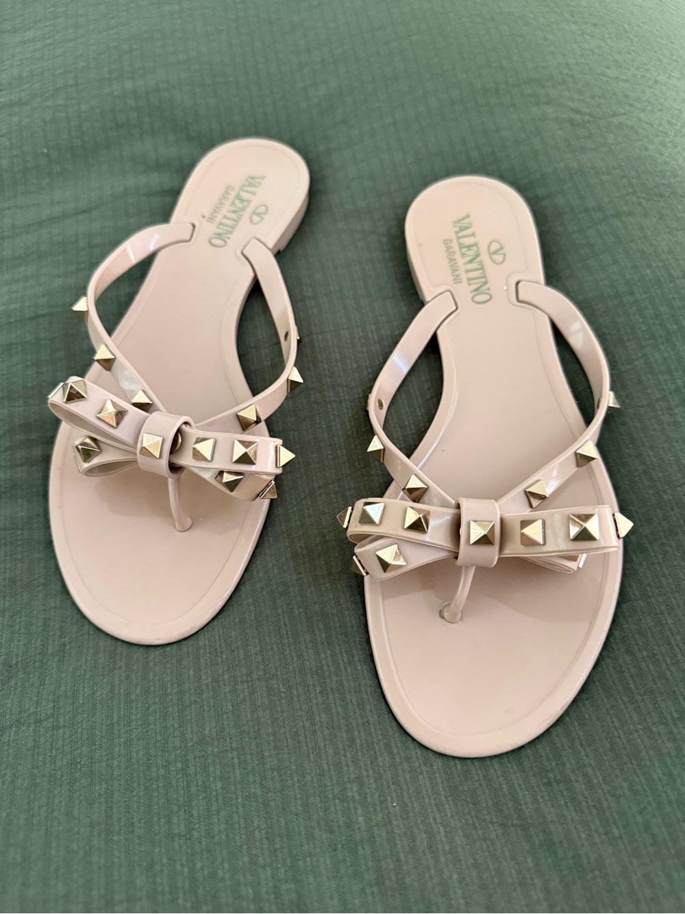 AUTHENTIC - Valentino Rockstud Bow Jelly Thong Sandals in Pale Pink
